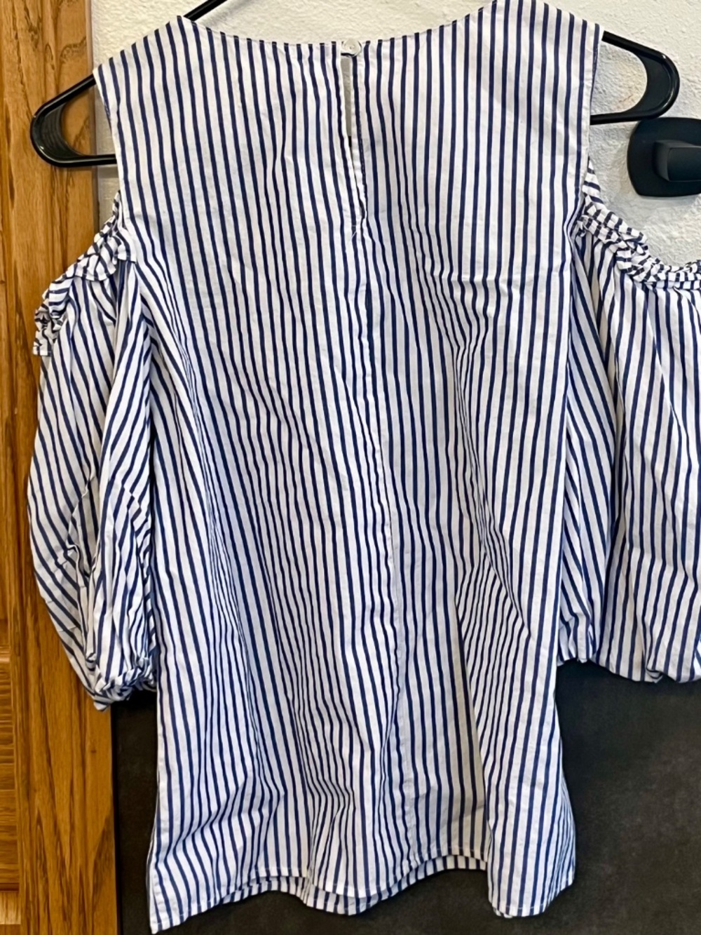 Velvet by Graham & Spencer Bruna Striped Cold Shoulder Puff Sleeve Top Blouse XS - Picture 13 of 13